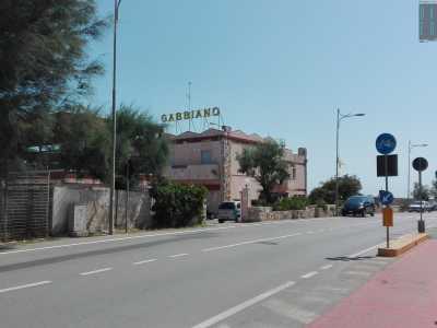 Arrivando da Bari � impossibile non notarlo con la sua grande insegna gialle: si trova sul lungomare poco prima del castello e del centro storico